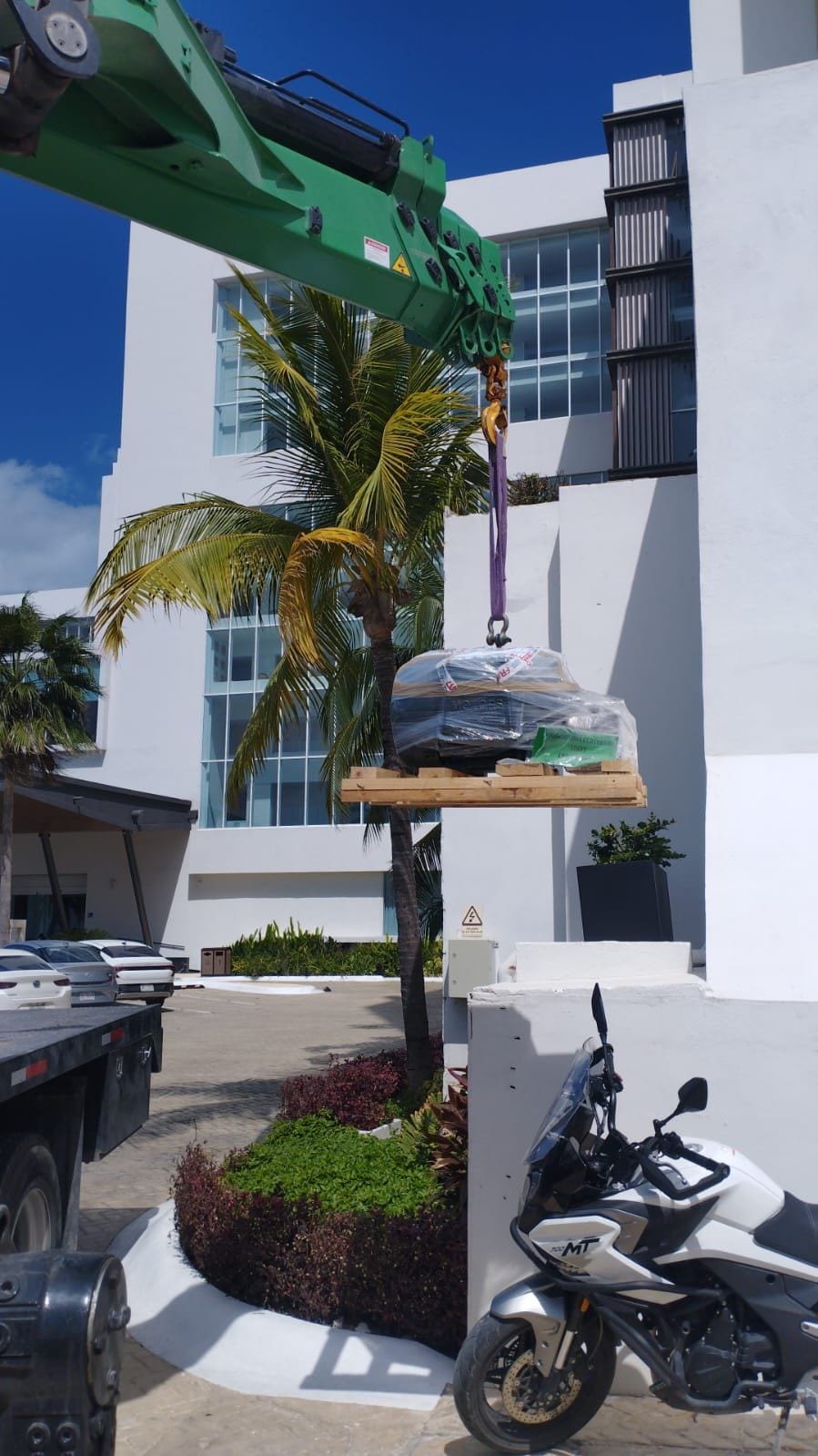 Grúa tipo HIAB de RHT izando una escultura embalada en Cancún, Quintana Roo