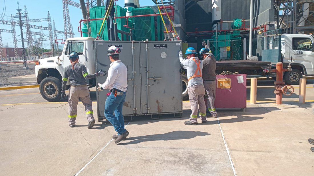 Maniobra de equipo eléctrico crítico en sitio con personal de RHT