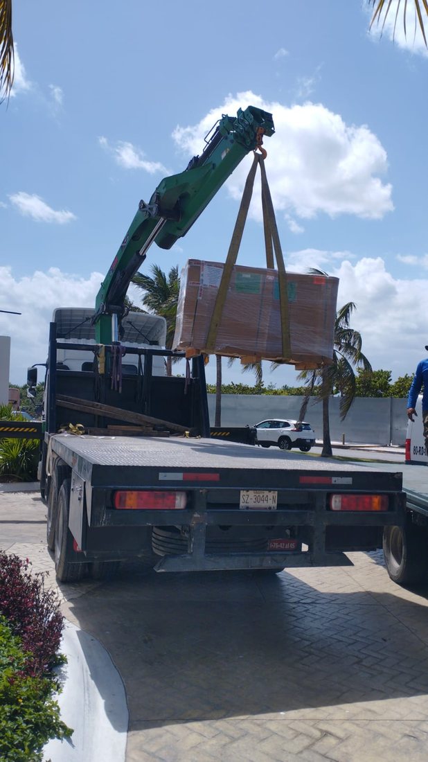 Grúa articulada Fassi F245 propia de RHT colocando equipo en su punto de instalación