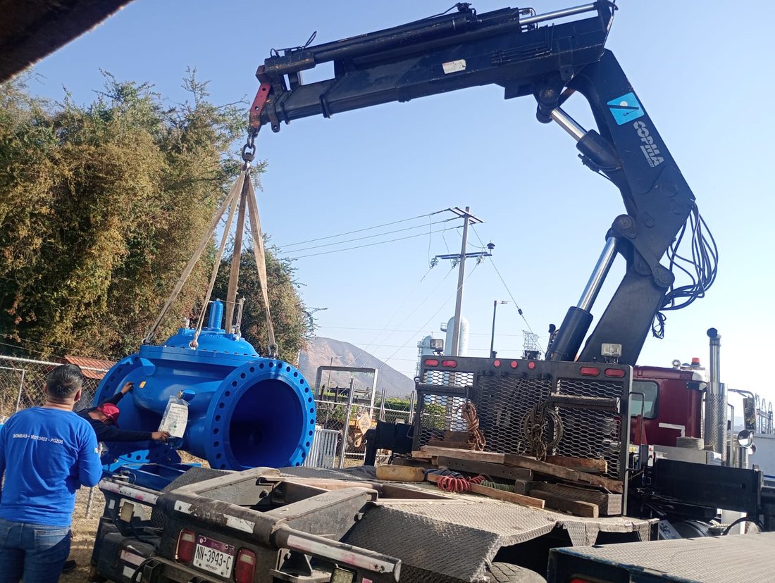 Izaje de equipo industrial pesado con grúa articulada