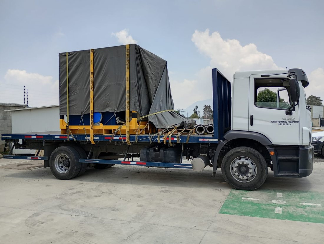 Transporte de carga industrial protegida con lona en camión de plataforma de RHT