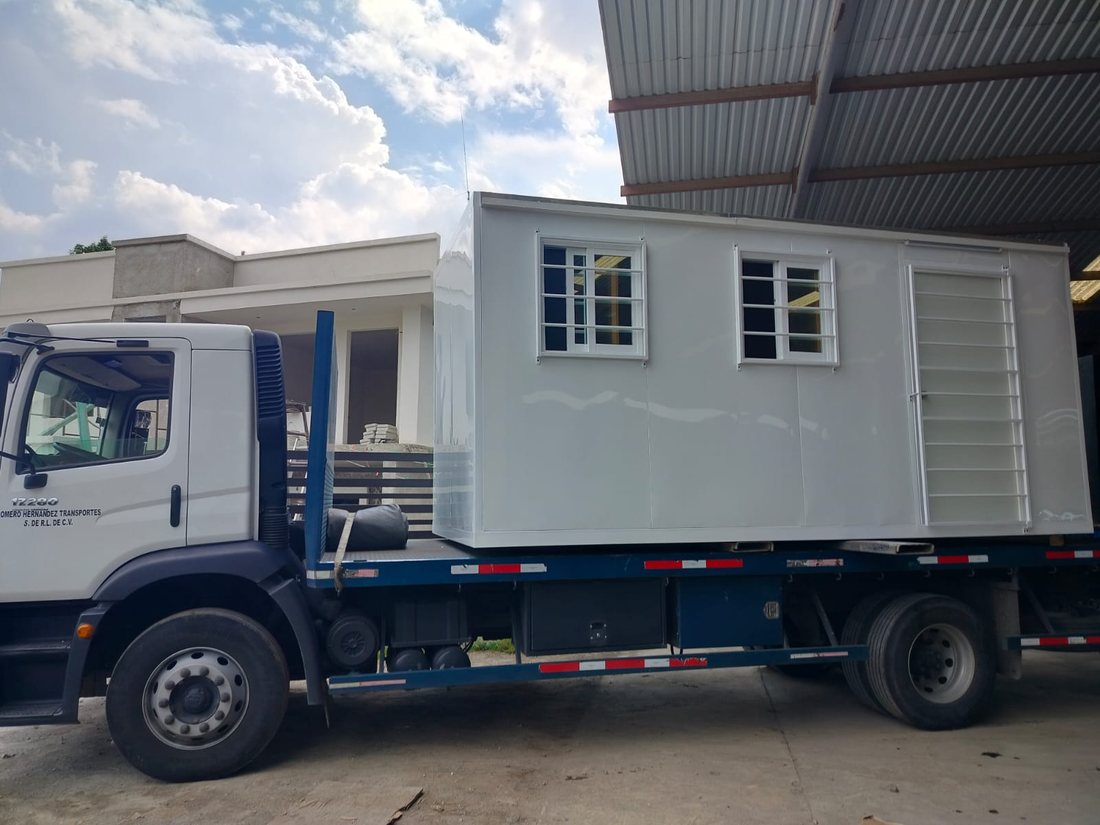 Transporte de gabinete o caseta de equipo eléctrico en plataforma de RHT